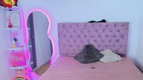 zoe_kravitx_ online show from February 11, 3:21 am