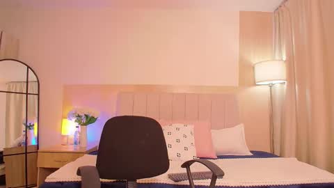 Mia online show from October 14, 11:52 pm