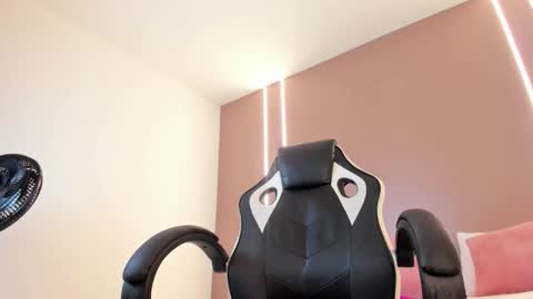 zoee_zi online show from February 21, 7:28 pm