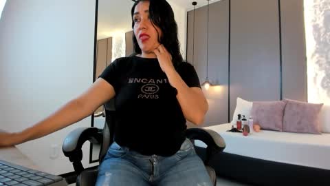 zoee_zi online show from December 4, 8:08 pm