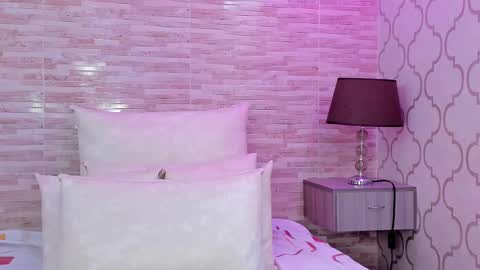 ZoeeSmitth online show from March 8, 3:45 pm