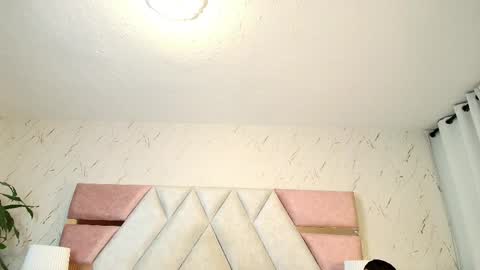 zoelucas online show from April 4, 11:50 am