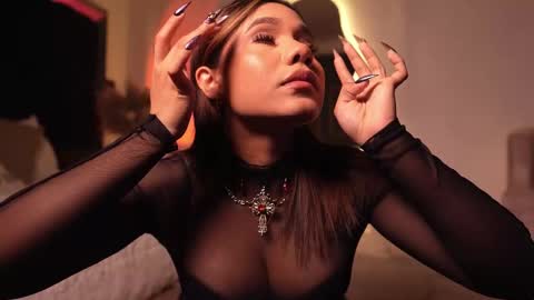 zoevidal_ online show from October 15, 12:06 pm