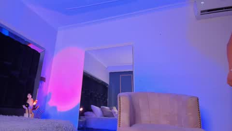 zoevidal_ online show from February 27, 12:01 pm