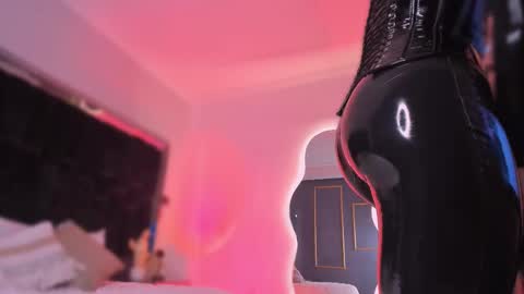 zoevidal_ online show from October 1, 12:48 pm