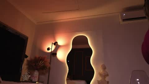 zoevidal_ online show from May 13, 11:53 am