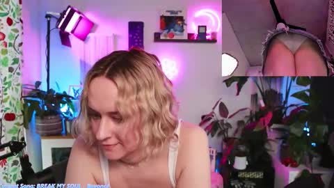 Zoey Ryan online show from December 5, 6:06 pm