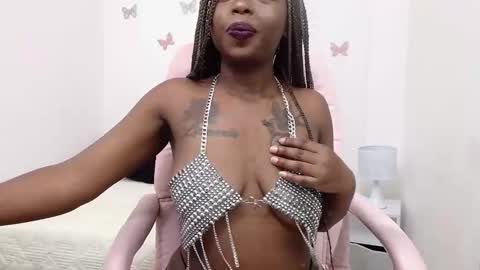 Snapshot of zooee_p chatting on December 26, 11:43 am Zooe online show from December 26, 11:43 am