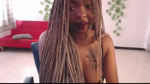 Snapshot of zooee_p chatting on September 17, 2:31 pm Zooe online show from September 17, 2:31 pm