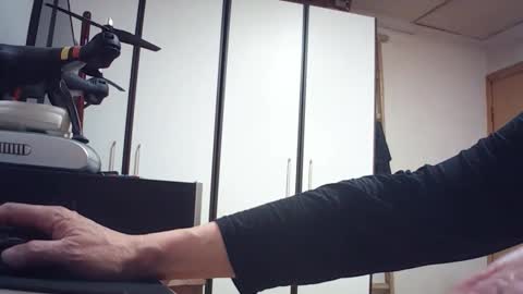 zzyyyzz online show from April 12, 10:30 am